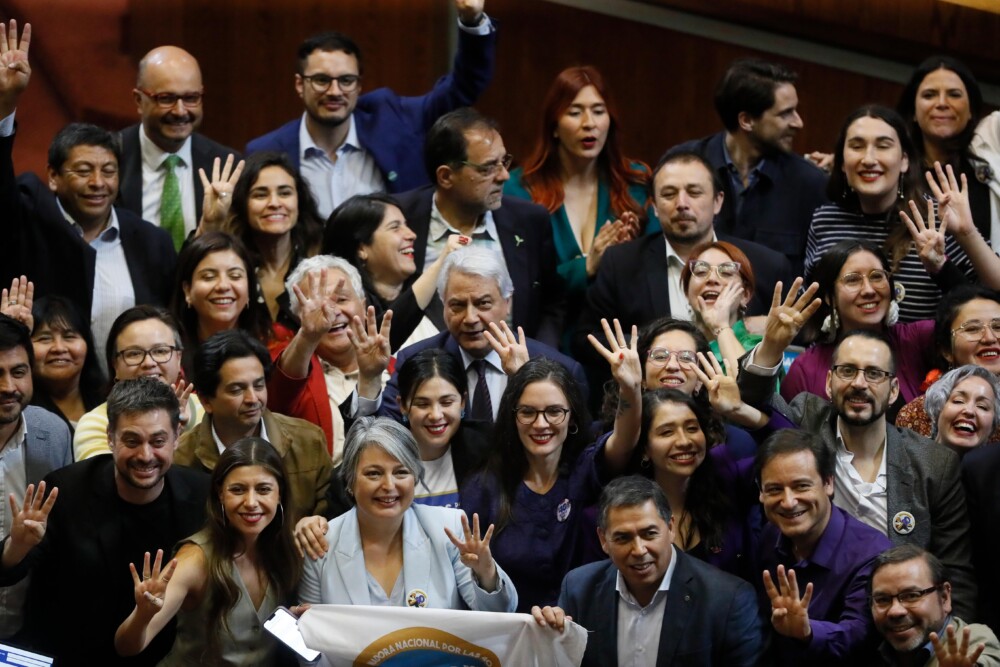 Integrantes do Parlamento do Chile comemoram aprovação da redução da jornada de trabalho no país para 40 horas semanais Foto: Câmara de Deputados do Chile / EFE